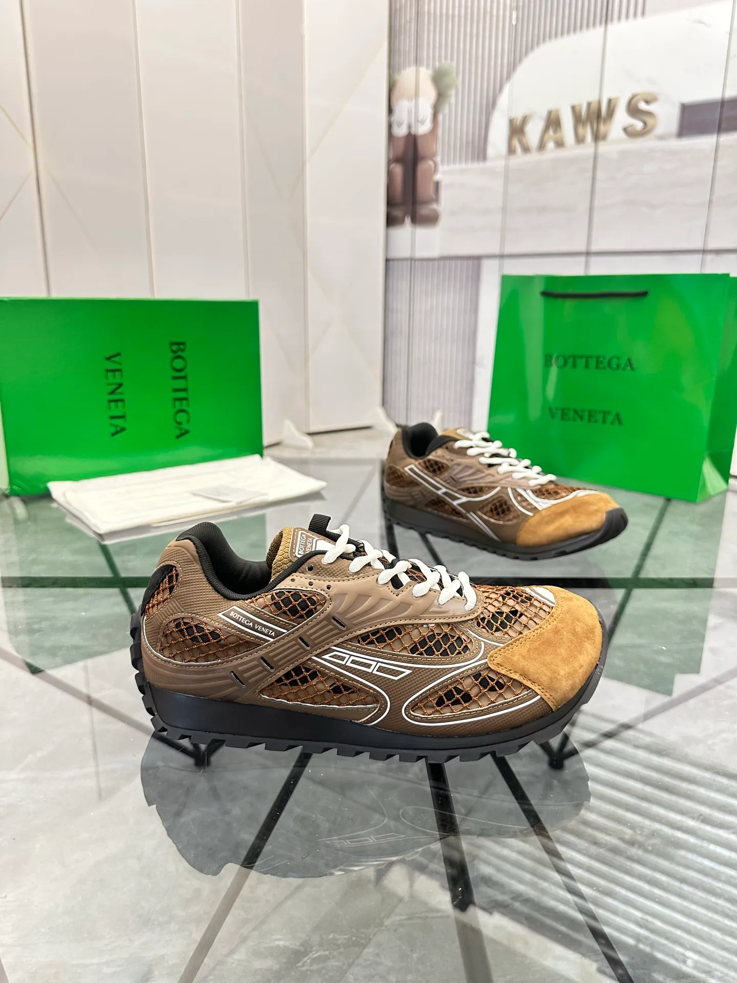 Factory men's shoes 💰: 620💰 (top version) BV Orbit sneakers Wang Yibo's same style couple's dad shoes Runner sneakers, made of lightweight technical mesh fabric. Matched with geometric pattern designed rubber outsole Wang Zha series high version Look for the package craftsmanship The actual height is much higher, but the legs are still slim. Very nice and playable and durable Matching to the standard 💯 Package shoe technology Look for the high version The outsole is made of color-blocked TPU outsole Women's model 35 36 37 38 39 40 41 (40 41 customized) Men's model 38 39 40 41 42 43 44 45. (Customized size 38 45.46) No. H345
